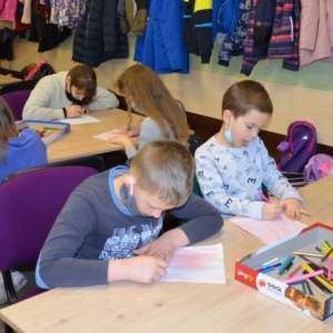 Zdjęcie przedstawia uczestników wypoczynku podczas wykonywania prac plastycznych