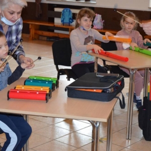 Zdjęcie przedstawia uczestników wypoczynku podczas profesjonalnych warsztatów perkusyjnych
