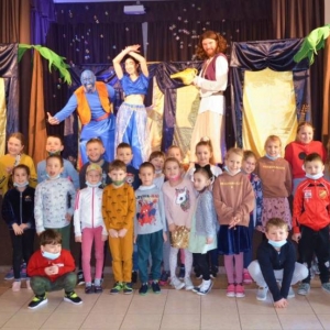 Zdjęcie przedstawia aktorów oraz uczestników wypoczynku podczas przedstawienia teatralnego pt. Aladyn - na ratunek Światu 