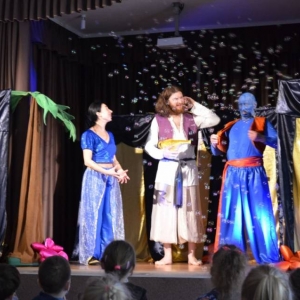 Zdjęcie przedstawia aktorów przedstawienia teatralnego pt. Aladyn - na ratunek Światu 