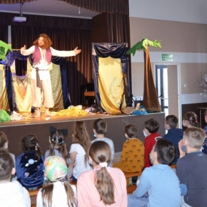 Zdjęcie przedstawia aktorów oraz uczestników wypoczynku podczas przedstawienia teatralnego pt. Aladyn - na ratunek Światu 