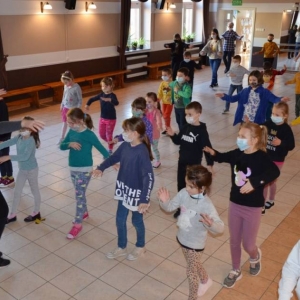 Zdjęcie przedstawia uczestników półkolonii podczas wspólnej zabawy
