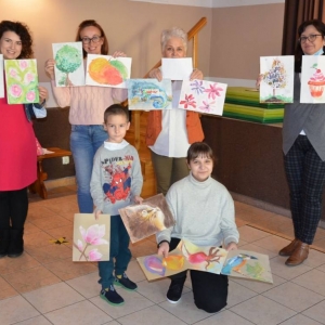 Zdjęcie przedstawia uczestniczkę konkursu Talent Show wraz z prezentowanymi pracami konkursowymi