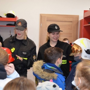 Zdjęcie przedstawia uczestników wypoczynku podczas wizyty w OSP w Nakle Śląskim