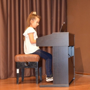 Zdjęcie przedstawia uczestniczkę konkursu Talent Show