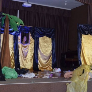 Zdjęcie przedstawia aktorów przedstawienia teatralnego pt. Aladyn - na ratunek Światu 