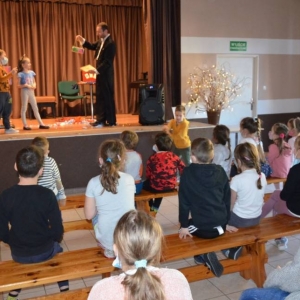 Zdjęcie przedstawia uczestników półkolonii podczas występu iluzjonisty