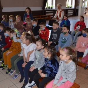 Zdjęcie przedstawia uczestników wypoczynku podczas przedstawienia teatralnego pt. Aladyn - na ratunek Światu 