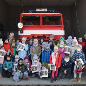 Zdjęcie przedstawia uczestników wypoczynku podczas wizyty w OSP w Nakle Śląskim