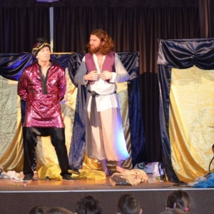 Zdjęcie przedstawia aktorów przedstawienia teatralnego pt. Aladyn - na ratunek Światu 