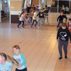 Zdjęcie przedstawia uczestników wypoczynku podczas nauki tańca integracyjnego - BELGIJKA