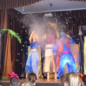 Zdjęcie przedstawia aktorów przedstawienia teatralnego pt. Aladyn - na ratunek Światu 