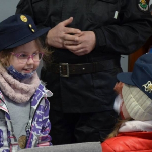 Zdjęcie przedstawia uczestników wypoczynku podczas wizyty w OSP w Nakle Śląskim