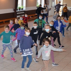 Zdjęcie przedstawia uczestników półkolonii podczas wspólnej zabawy