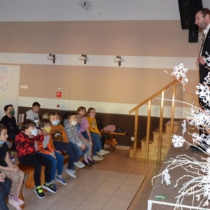 Zdjęcie przedstawia uczestników półkolonii podczas występu iluzjonisty