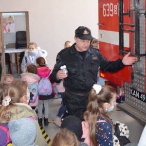 Zdjęcie przedstawia uczestników wypoczynku podczas wizyty w OSP w Nakle Śląskim