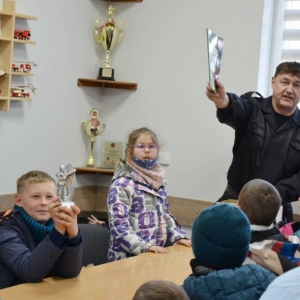 Zdjęcie przedstawia uczestników wypoczynku podczas wizyty w OSP w Nakle Śląskim