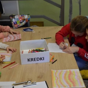 Zdjęcie przedstawia uczestników wypoczynku podczas wykonywania prac plastycznych