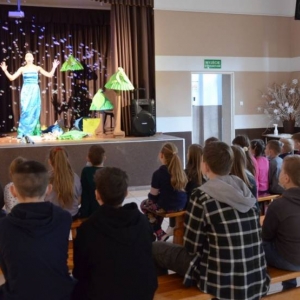 Zdjęcie przedstawia aktorów oraz uczestników zimowiska podczas przedstawienia teatralnego pt. Zielona wyspa pirata Pifpafa