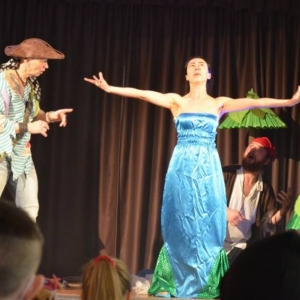 Zdjęcie przedstawia aktorów przedstawienia teatralnego pt. Zielona wyspa pirata Pifpafa