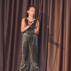 Zdjęcie przedstawia uczestniczkę zimowiska podczas występu Talent Show