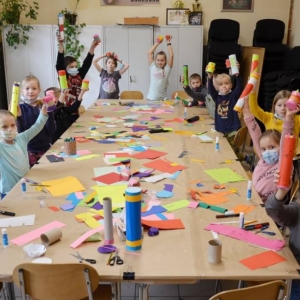 Zdjęcie przedstawia uczestników wypoczynku podczas zajęć plastycznych