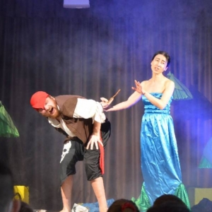 Zdjęcie przedstawia aktorów przedstawienia teatralnego pt. Zielona wyspa pirata Pifpafa