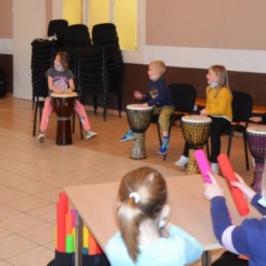 Zdjęcie przedstawia uczestników wypoczynku podczas warsztatów muzycznych