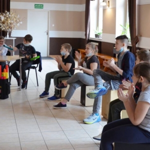 Zdjęcie przedstawia uczestników wypoczynku podczas warsztatów muzycznych