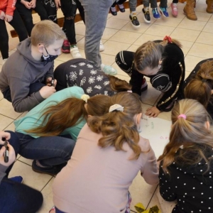 Zdjęcie przedstawia uczestników wypoczynku podczas tworzenia regulaminu zimowiska