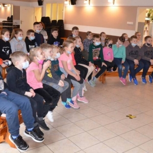 Zdjęcie przedstawia uczestników wypoczynku podczas pokazu iluzjonistycznego