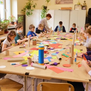 Zdjęcie przedstawia uczestników wypoczynku podczas zajęć plastycznych