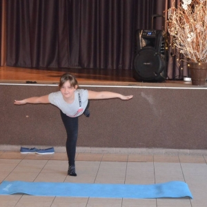 Zdjęcie przedstawia uczestniczkę zimowiska podczas występu Talent Show