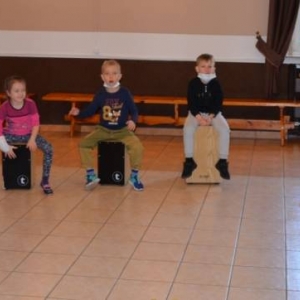 Zdjęcie przedstawia uczestników wypoczynku podczas warsztatów muzycznych