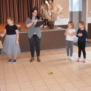 Zdjęcie przedstawia wręczanie nagród laureatom konkursu Talent Show