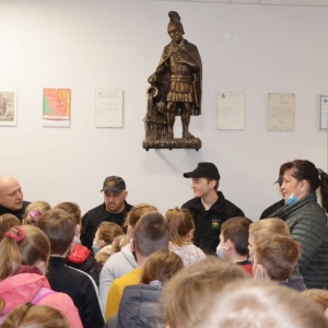 Zdjęcie przedstawia uczestników wypoczynku podczas wycieczki do OSP Nakło Śląskie