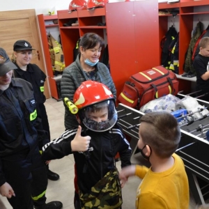 Zdjęcie przedstawia uczestników wypoczynku podczas wycieczki do OSP Nakło Śląskie