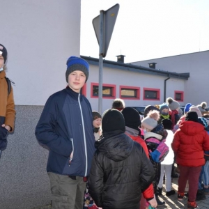 Zdjęcie przedstawia uczestników wypoczynku podczas wycieczki do OSP Nakło Śląskie