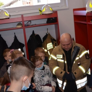 Zdjęcie przedstawia uczestników wypoczynku podczas wycieczki do OSP Nakło Śląskie