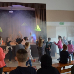 Zdjęcie przedstawia aktorów oraz uczestników zimowiska podczas przedstawienia teatralnego pt. Zielona wyspa pirata Pifpafa