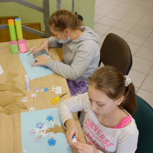 Zdjęcie przedstawia uczestników wypoczynku podczas zajęć plastycznych