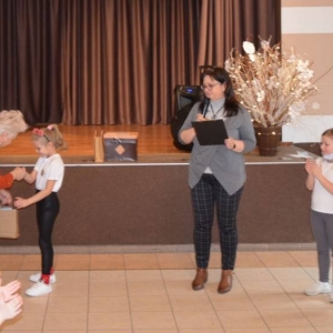 Zdjęcie przedstawia wręczanie nagród laureatom konkursu Talent Show