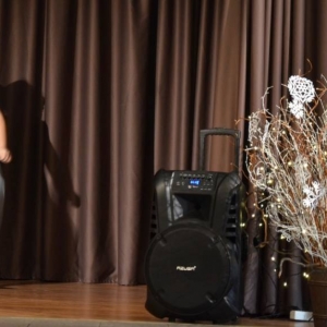 Zdjęcie przedstawia uczestniczkę zimowiska podczas występu Talent Show