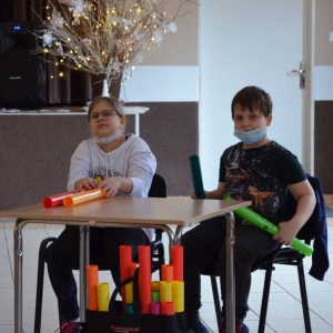 Zdjęcie przedstawia uczestników wypoczynku podczas warsztatów muzycznych