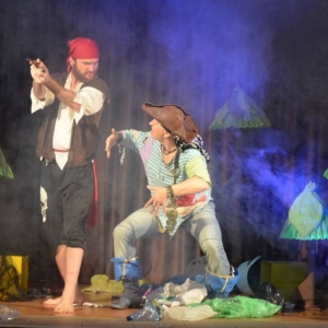 Zdjęcie przedstawia aktorów przedstawienia teatralnego pt. Zielona wyspa pirata Pifpafa