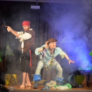 Zdjęcie przedstawia aktorów przedstawienia teatralnego pt. Zielona wyspa pirata Pifpafa