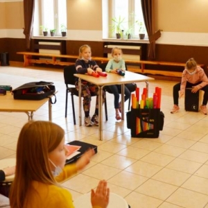 Zdjęcie przedstawia uczestników wypoczynku podczas warsztatów muzycznych