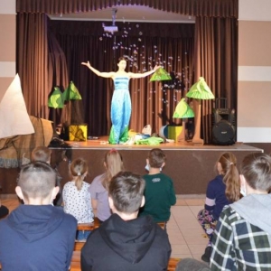 Zdjęcie przedstawia aktorów oraz uczestników zimowiska podczas przedstawienia teatralnego pt. Zielona wyspa pirata Pifpafa