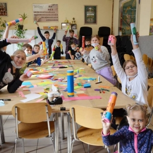 Zdjęcie przedstawia uczestników wypoczynku podczas zajęć plastycznych