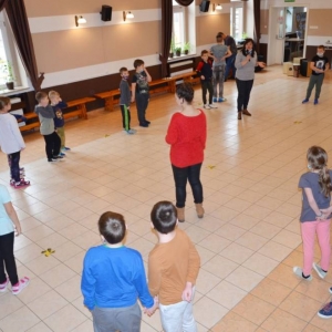 Zdjęcie przedstawia uczestników wypoczynku podczas wspólnej zabawy